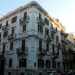 Continuiamo a percorrere via Crisanzio superando lelegante edificio bianco e crema che si trova sullangolo opposto, che con i suoi quattro livelli coniuga neoclassicismo e liberty con una geometria pi severa...